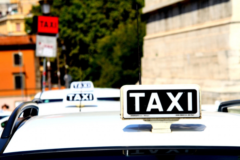 taxis-CUERS-min_taxi_auto_rome_road_white-1051610